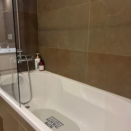 Modern Big With Balcony In New 홈스테이 몬티오