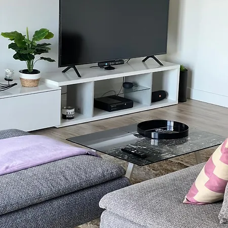 Modern Big With Balcony In New ホームステイ *