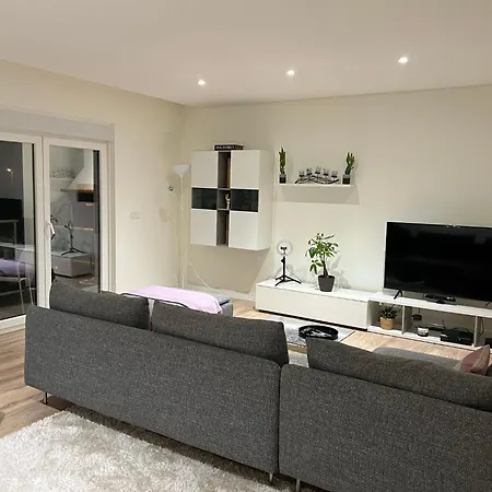 בית אירוח Modern Big With Balcony In New מונטיז'ו