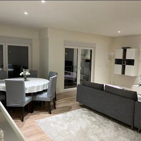 Modern Big With Balcony In New Alloggio in famiglia