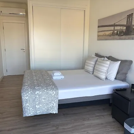 Modern Big With Balcony In New ホームステイ モンチジョ